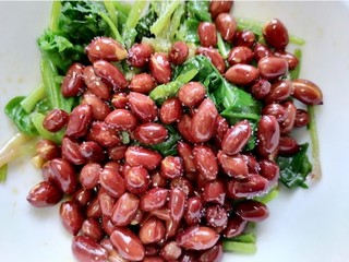 14、菠菜拌花生米,将花生也放入