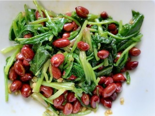 15、菠菜拌花生米,搅拌均匀入味即可