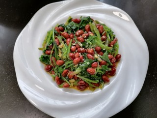 16、菠菜拌花生米,装入容器撒上白芝麻点缀