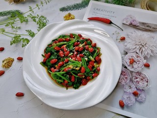 17、菠菜拌花生米,拍上成品图,一道美味又爽口的菠菜拌花生米就完成了。