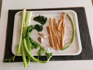 1、腐竹拌芹菜,食材准备好。
