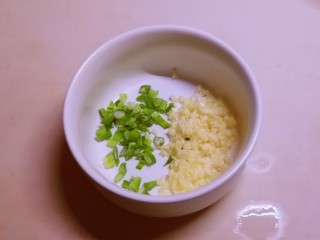 2、腐竹拌芹菜,葱蒜切碎放入小碗中。