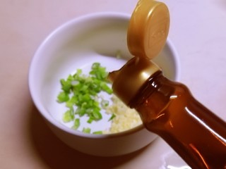 3、腐竹拌芹菜,倒入酱油和醋。