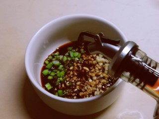 4、腐竹拌芹菜,放入芝麻油、鸡粉、胡椒粉。