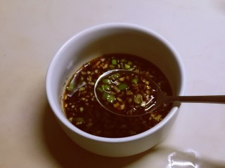 5、腐竹拌芹菜,搅拌均匀备用。