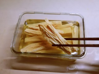 6、腐竹拌芹菜,腐竹提前泡发。