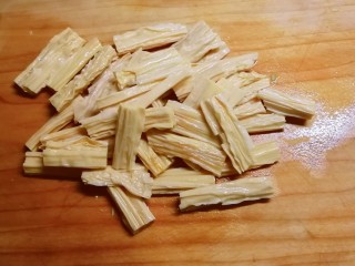 7、腐竹拌芹菜,切段。