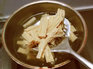 8、腐竹拌芹菜,放入开水中煮1-2分钟。