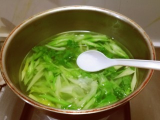 11、腐竹拌芹菜,放入开水中汆烫断生。