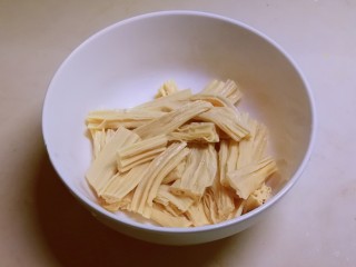 9、腐竹拌芹菜,捞出控水。