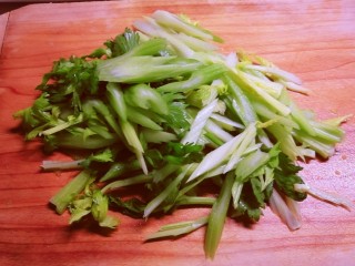 10、腐竹拌芹菜,芹菜切段。