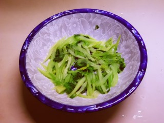 12、腐竹拌芹菜,捞出。
