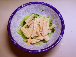 13、腐竹拌芹菜,放入腐竹。