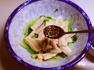 14、腐竹拌芹菜,倒入之前调好的料汁。