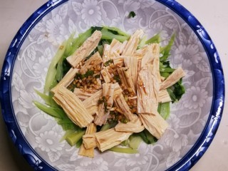 15、腐竹拌芹菜,拌匀即可。