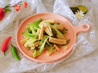 16、腐竹拌芹菜,装盘上桌了，清香美味。