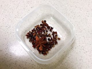 3、＃爽口凉菜＃炝拌时蔬小菜,八角1朵，花椒粒3克