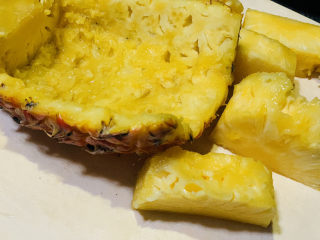 3、糖醋菠萝排骨,挖出果肉，留住一般的菠萝壳，带叶子部分，等会装盘用；