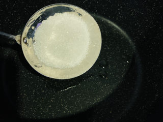 15、糖醋菠萝排骨,锅里加2勺油，加1勺白糖；