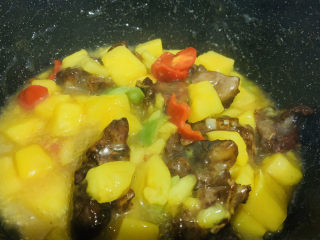 20、糖醋菠萝排骨,最后加入排骨搅拌均匀，即可；