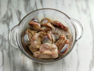 1、苔干炒鸭胗#鸭胗搭配这个菜下饭又下酒#,首先处理鸭胗，买回来的鸭胗清理＋清洗干净后放入器具中，冷水泡1小时以上，途中需要换几次水，这样可以去腥。