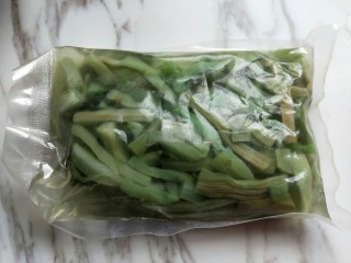 3、苔干炒鸭胗#鸭胗搭配这个菜下饭又下酒#,清洗干净的鸭胗切片。