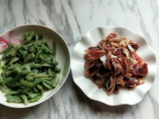 4、苔干炒鸭胗#鸭胗搭配这个菜下饭又下酒#,准备工作完成。
