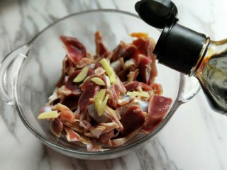 5、苔干炒鸭胗#鸭胗搭配这个菜下饭又下酒#,切好的鸭胗加入生抽。