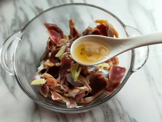 6、苔干炒鸭胗#鸭胗搭配这个菜下饭又下酒#,加入料酒，适当多一勺，去腥，腌制35分钟。