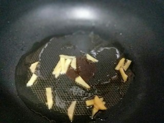 7、苔干炒鸭胗#鸭胗搭配这个菜下饭又下酒#,起油锅，加入切好的姜丝煸炒。