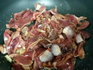 8、苔干炒鸭胗#鸭胗搭配这个菜下饭又下酒#,再加入腌制好的鸭胗煸炒。