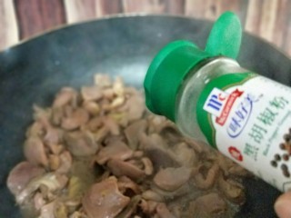 9、苔干炒鸭胗#鸭胗搭配这个菜下饭又下酒#,炒至变色后加入胡椒粉。