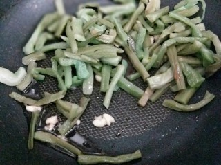 11、苔干炒鸭胗#鸭胗搭配这个菜下饭又下酒#,另起油锅，加入蒜炒香，再加入苔干。