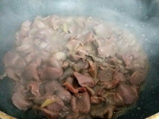 10、苔干炒鸭胗#鸭胗搭配这个菜下饭又下酒#,煸炒3分钟，盛出备用。