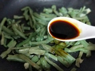 12、苔干炒鸭胗#鸭胗搭配这个菜下饭又下酒#,加入生抽。