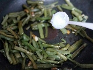 13、苔干炒鸭胗#鸭胗搭配这个菜下饭又下酒#,加食用盐。