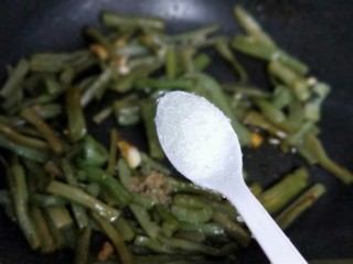 14、苔干炒鸭胗#鸭胗搭配这个菜下饭又下酒#,加入白砂糖，翻炒2分钟。