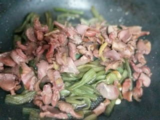 15、苔干炒鸭胗#鸭胗搭配这个菜下饭又下酒#,加入煸炒过的鸭胗。