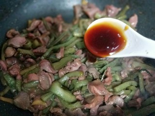 16、苔干炒鸭胗#鸭胗搭配这个菜下饭又下酒#,加入耗油，加入老干妈，快速翻炒。