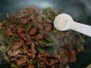 17、苔干炒鸭胗#鸭胗搭配这个菜下饭又下酒#,最后加入鸡粉，关火出锅。