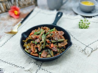 18、苔干炒鸭胗#鸭胗搭配这个菜下饭又下酒#,装盘，撒上少许芝麻点缀。