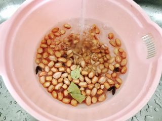3、凉拌花生,花生米，八角，香叶用水洗干净