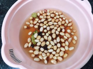 4、凉拌花生,洗干净以后，加入温水浸泡一个小时