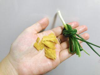 5、凉拌花生,姜片和葱结准备好