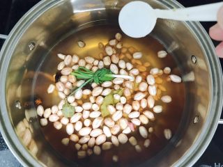 6、凉拌花生,将泡好了的花生加入合适的盐，大火煮开