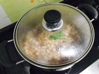 7、凉拌花生,盖上锅盖，转中小火焖煮二十分钟，如果花生想要软一些的口感，煮的时候可以加长一些