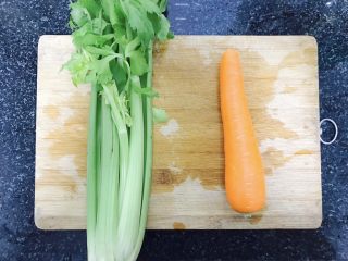 8、凉拌花生,备好芹菜和胡萝卜各一根