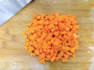 9、凉拌花生,胡萝卜削皮后，切成小丁丁