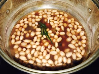 11、凉拌花生,时间到咯，花生米已经煮好，开了锅盖都是很香的味道～捞出来沥干多余的水备用