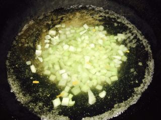 12、凉拌花生,锅里将水烧烤后，加一勺盐，将芹菜粒焯水